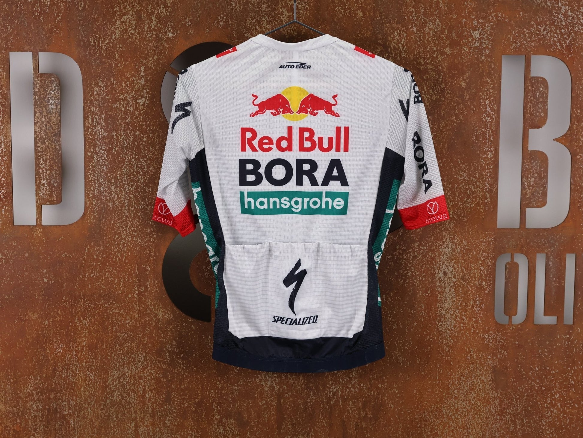Kurzarm Trikot - BOH von Specialized, SPECIALIZED RED BULL - BORA HANSGROHE LIGHTWEIGHT JERSEY SS / KURZARM TRIKOT vor USEDBIKES - OB.DE Hintergrund