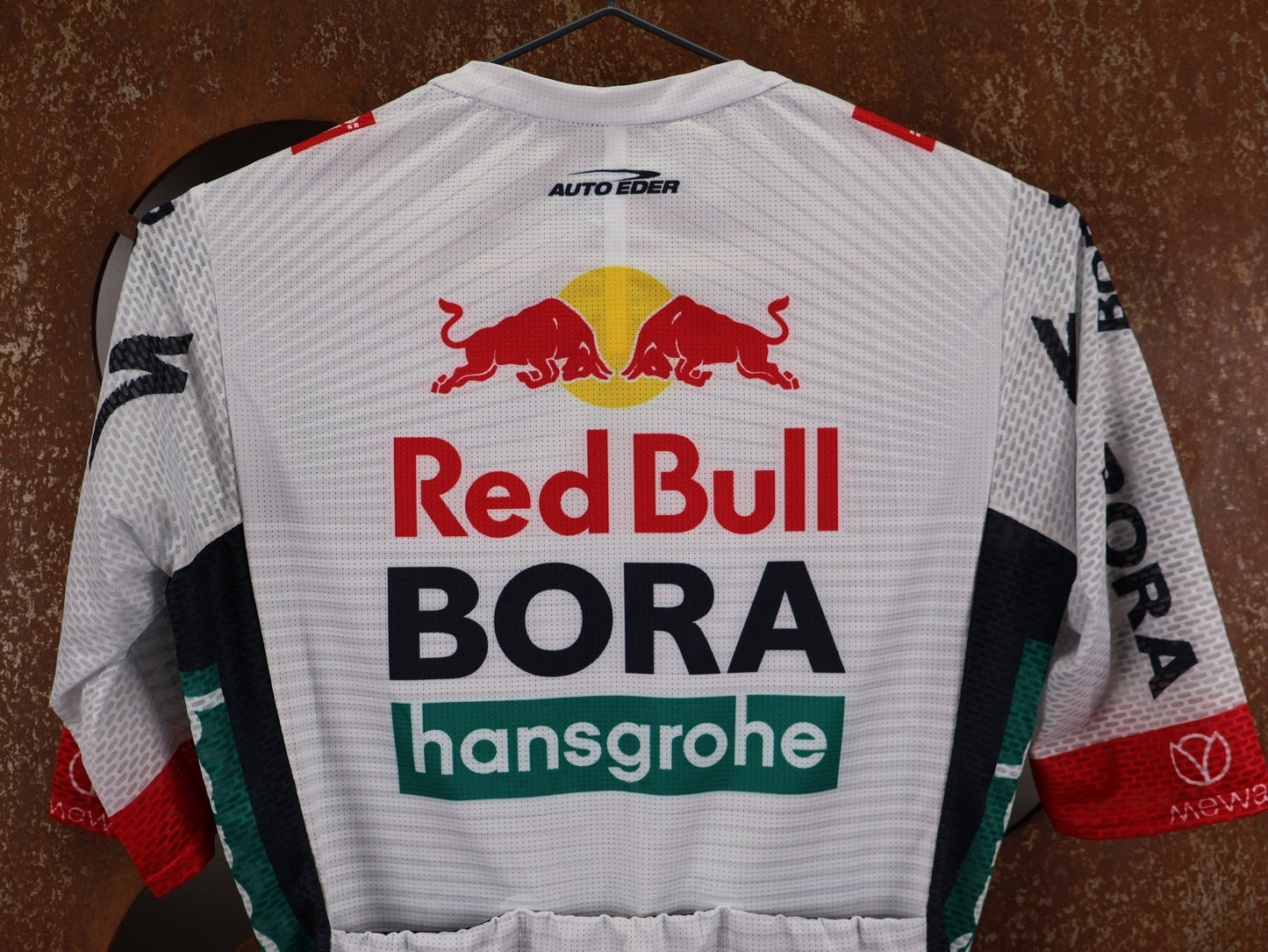 Kurzarm Trikot - BOH von Specialized, SPECIALIZED RED BULL - BORA HANSGROHE LIGHTWEIGHT JERSEY SS / KURZARM TRIKOT vor USEDBIKES - OB.DE Hintergrund