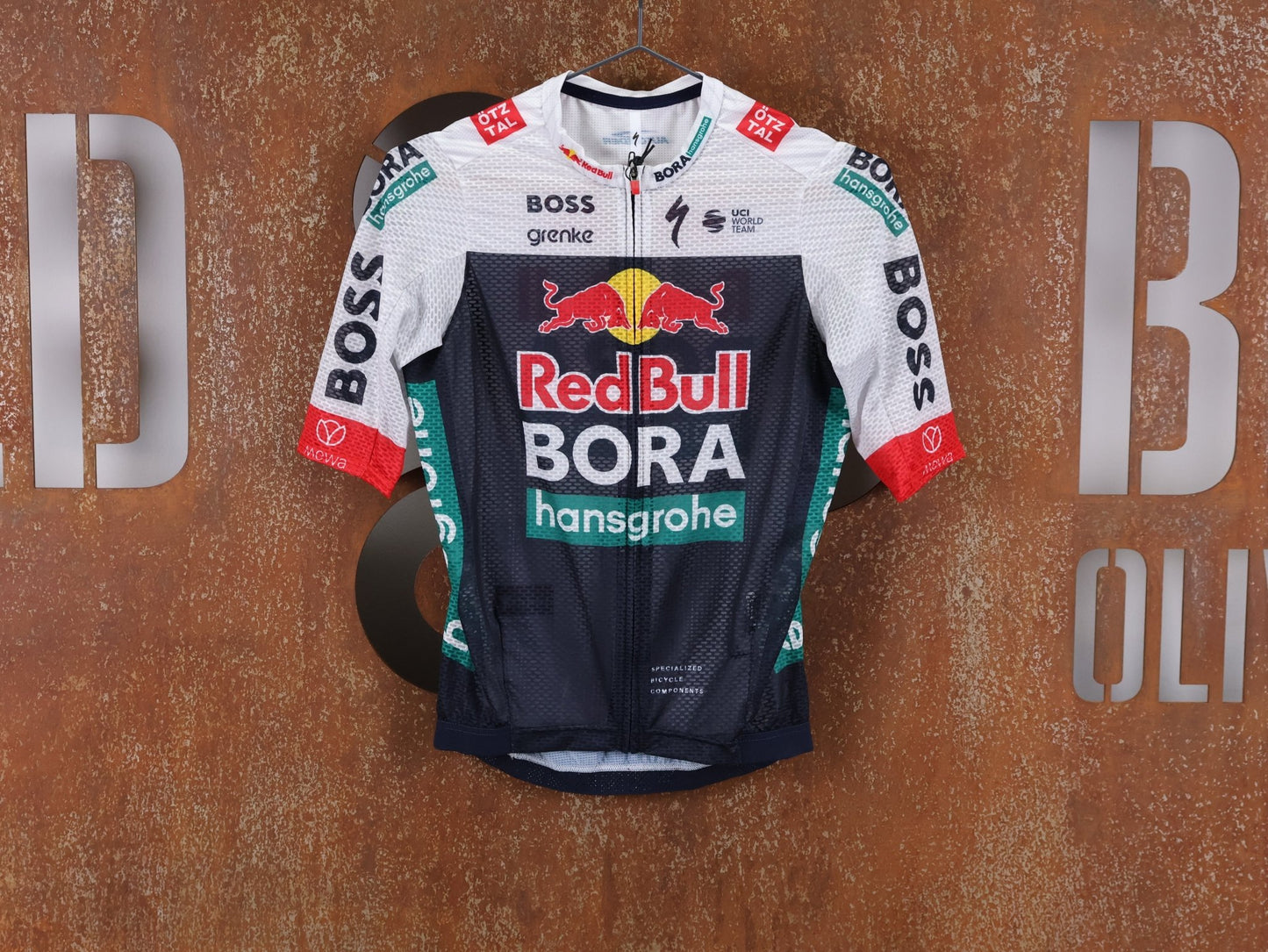 Kurzarm Trikot - BOH von Specialized, SPECIALIZED RED BULL - BORA HANSGROHE LIGHTWEIGHT JERSEY SS / KURZARM TRIKOT vor USEDBIKES - OB.DE Hintergrund