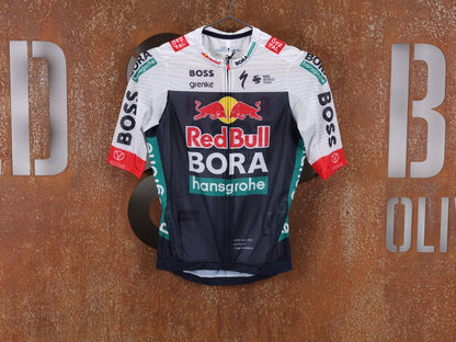 Kurzarm Trikot - BOH von Specialized, SPECIALIZED RED BULL - BORA HANSGROHE LIGHTWEIGHT JERSEY SS / KURZARM TRIKOT vor USEDBIKES - OB.DE Hintergrund