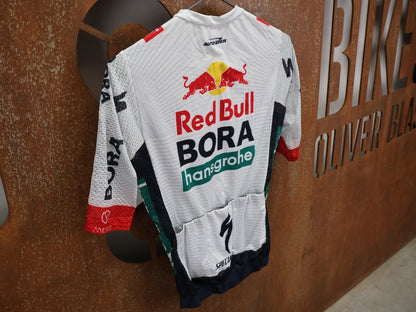 Kurzarm Trikot - BOH von Specialized, SPECIALIZED RED BULL - BORA HANSGROHE LIGHTWEIGHT JERSEY SS / KURZARM TRIKOT U23 vor USEDBIKES - OB.DE Hintergrund