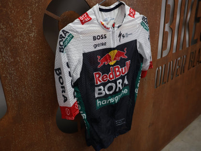 Kurzarm Trikot - BOH von Specialized, SPECIALIZED RED BULL - BORA HANSGROHE LIGHTWEIGHT JERSEY SS / KURZARM TRIKOT U23 vor USEDBIKES - OB.DE Hintergrund