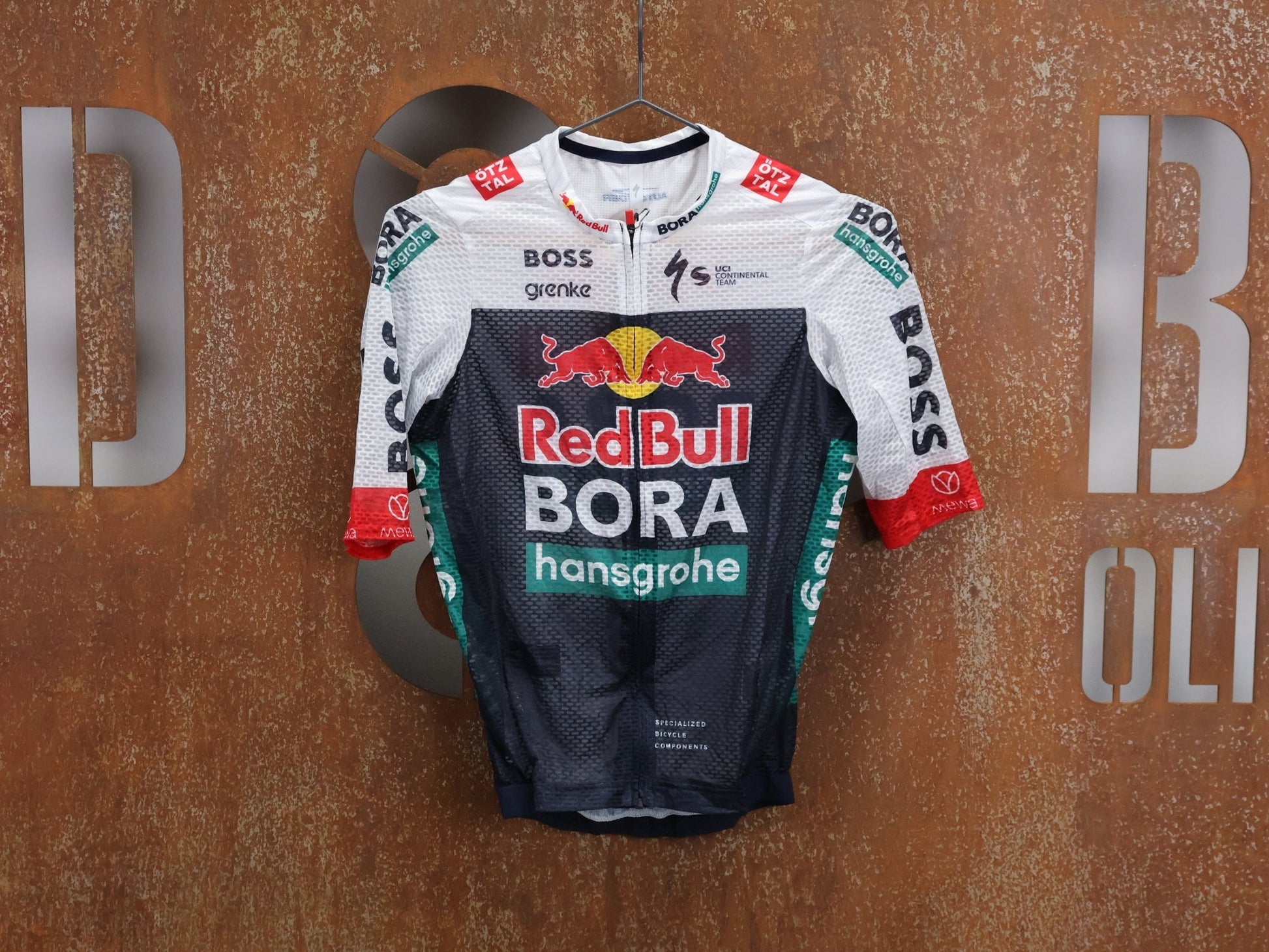 Kurzarm Trikot - BOH von Specialized, SPECIALIZED RED BULL - BORA HANSGROHE LIGHTWEIGHT JERSEY SS / KURZARM TRIKOT U23 vor USEDBIKES - OB.DE Hintergrund