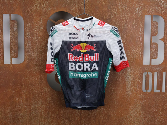 Kurzarm Trikot - BOH von Specialized, SPECIALIZED RED BULL - BORA HANSGROHE LIGHTWEIGHT JERSEY SS / KURZARM TRIKOT U23 vor USEDBIKES - OB.DE Hintergrund