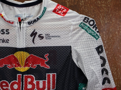 Kurzarm Trikot - BOH von Specialized, SPECIALIZED RED BULL - BORA HANSGROHE LIGHTWEIGHT JERSEY SS / KURZARM TRIKOT U23 vor USEDBIKES - OB.DE Hintergrund