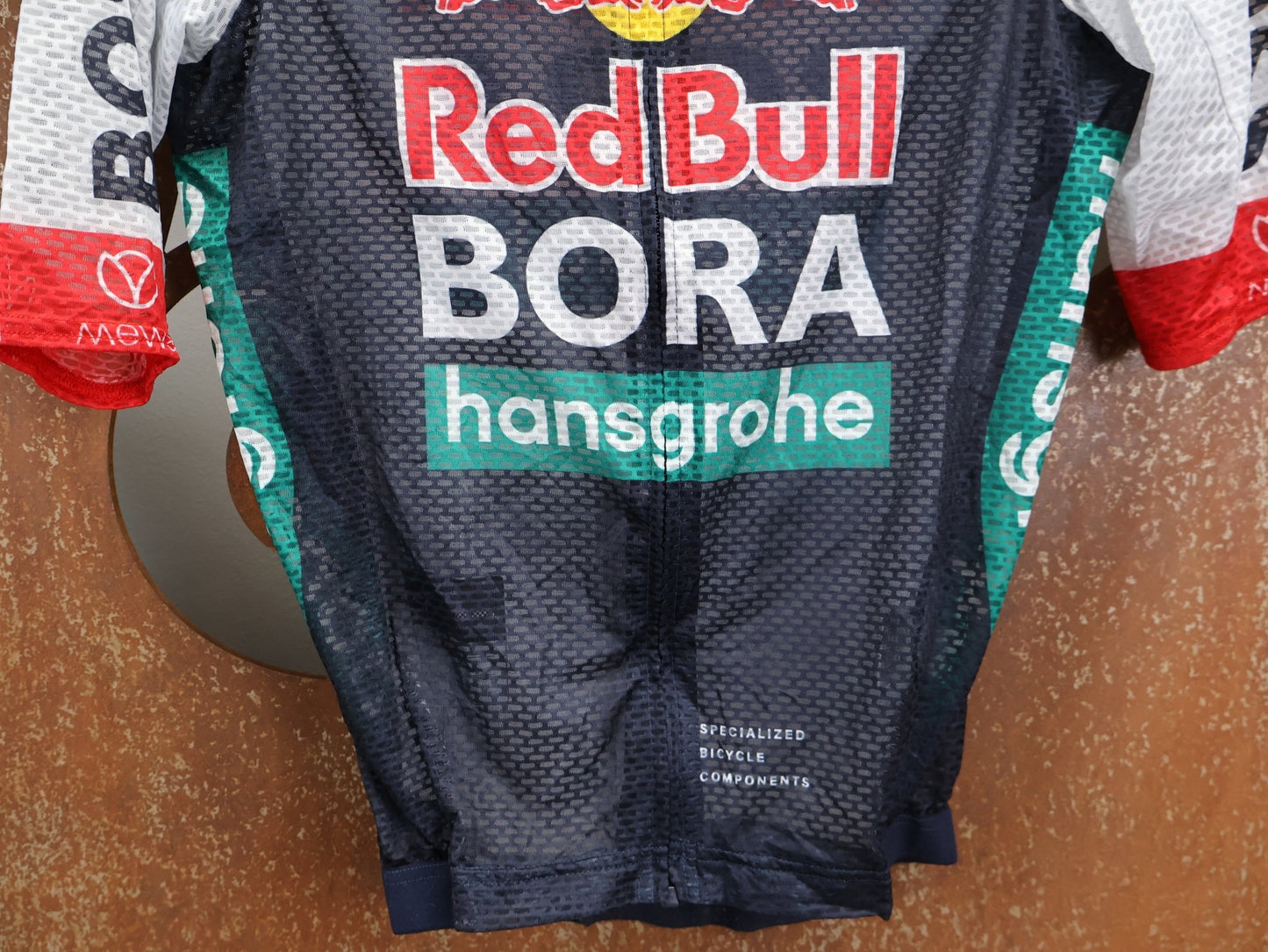 Kurzarm Trikot - BOH von Specialized, SPECIALIZED RED BULL - BORA HANSGROHE LIGHTWEIGHT JERSEY SS / KURZARM TRIKOT U23 vor USEDBIKES - OB.DE Hintergrund