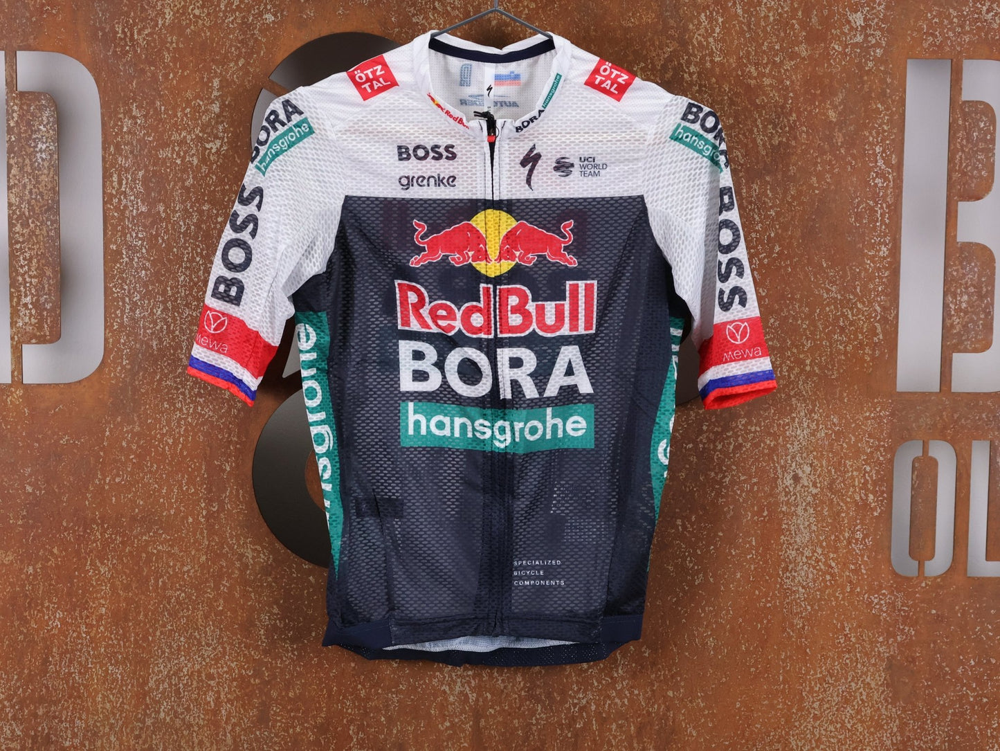Kurzarm Trikot - BOH von Specialized, SPECIALIZED RED BULL - BORA HANSGROHE LIGHTWEIGHT JERSEY SS ROGLIČ / KURZARM TRIKOT vor USEDBIKES - OB.DE Hintergrund