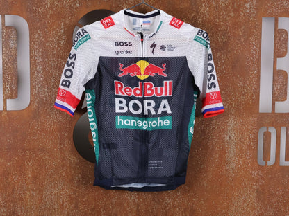 Kurzarm Trikot - BOH von Specialized, SPECIALIZED RED BULL - BORA HANSGROHE LIGHTWEIGHT JERSEY SS ROGLIČ / KURZARM TRIKOT vor USEDBIKES - OB.DE Hintergrund
