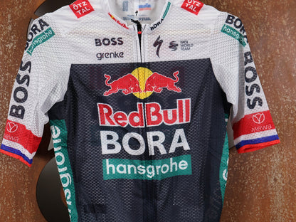 Kurzarm Trikot - BOH von Specialized, SPECIALIZED RED BULL - BORA HANSGROHE LIGHTWEIGHT JERSEY SS ROGLIČ / KURZARM TRIKOT vor USEDBIKES - OB.DE Hintergrund