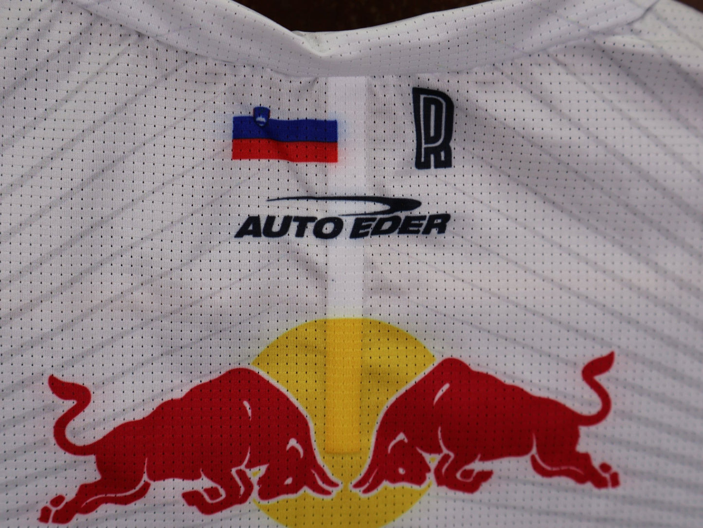 Kurzarm Trikot - BOH von Specialized, SPECIALIZED RED BULL - BORA HANSGROHE LIGHTWEIGHT JERSEY SS ROGLIČ / KURZARM TRIKOT vor USEDBIKES - OB.DE Hintergrund