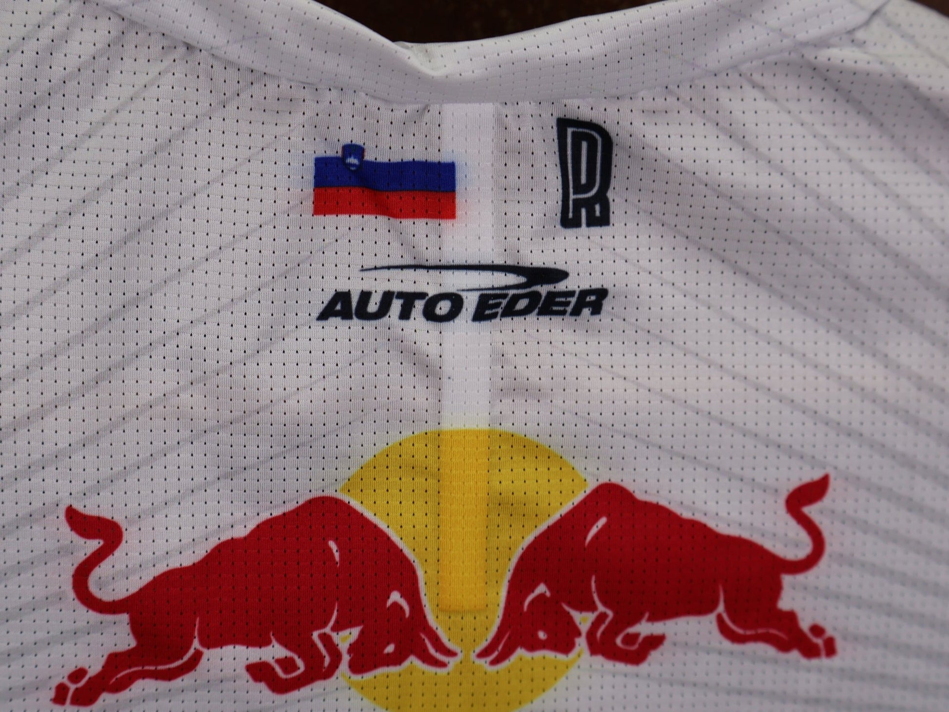 Kurzarm Trikot - BOH von Specialized, SPECIALIZED RED BULL - BORA HANSGROHE LIGHTWEIGHT JERSEY SS ROGLIČ / KURZARM TRIKOT vor USEDBIKES - OB.DE Hintergrund