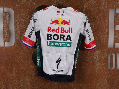 Kurzarm Trikot - BOH von Specialized, SPECIALIZED RED BULL - BORA HANSGROHE LIGHTWEIGHT JERSEY SS ROGLIČ / KURZARM TRIKOT vor USEDBIKES - OB.DE Hintergrund