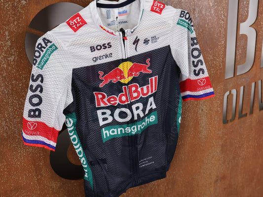 Kurzarm Trikot - BOH von Specialized, SPECIALIZED RED BULL - BORA HANSGROHE LIGHTWEIGHT JERSEY SS ROGLIČ / KURZARM TRIKOT vor USEDBIKES - OB.DE Hintergrund