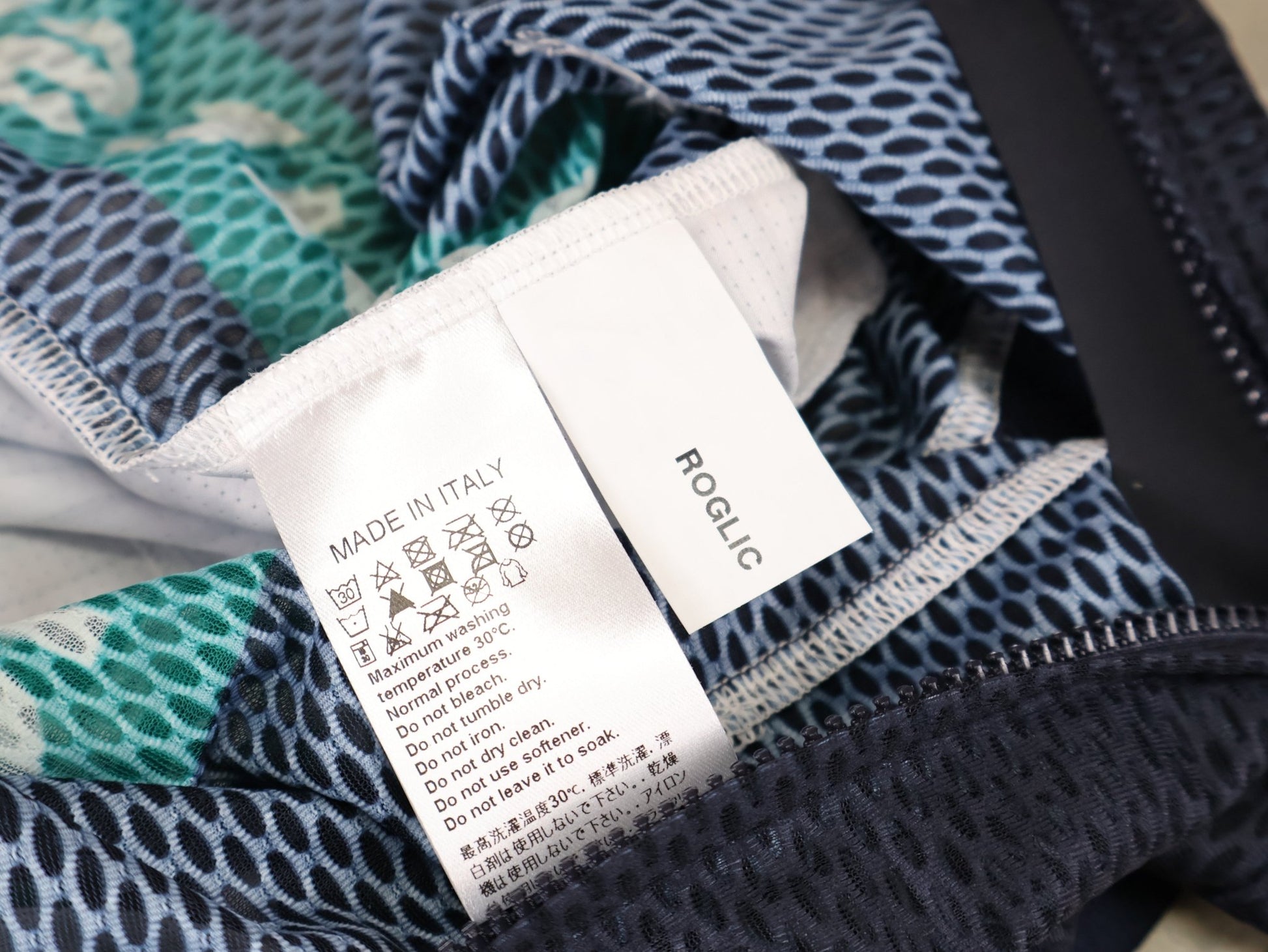 Kurzarm Trikot - BOH von Specialized, SPECIALIZED RED BULL - BORA HANSGROHE LIGHTWEIGHT JERSEY SS ROGLIČ / KURZARM TRIKOT vor USEDBIKES - OB.DE Hintergrund