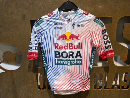 Kurzarm Trikot - BOH von Specialized, SPECIALIZED RED BULL - BORA HANSGROHE LIGHTWEIGHT JERSEY SS TDF / KURZARM TRIKOT vor USEDBIKES - OB.DE Hintergrund