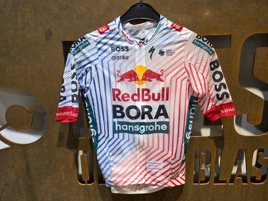 Kurzarm Trikot - BOH von Specialized, SPECIALIZED RED BULL - BORA HANSGROHE LIGHTWEIGHT JERSEY SS TDF / KURZARM TRIKOT vor USEDBIKES - OB.DE Hintergrund