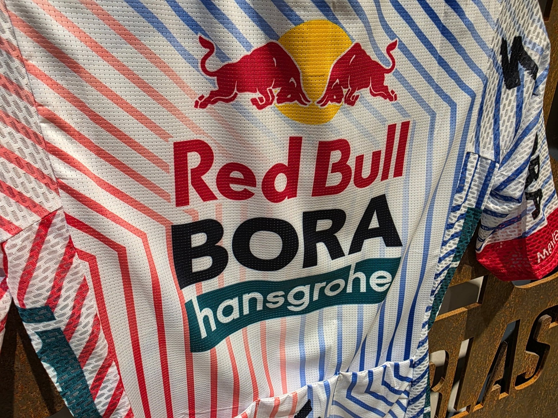 Kurzarm Trikot - BOH von Specialized, SPECIALIZED RED BULL - BORA HANSGROHE LIGHTWEIGHT JERSEY SS TDF / KURZARM TRIKOT vor USEDBIKES - OB.DE Hintergrund