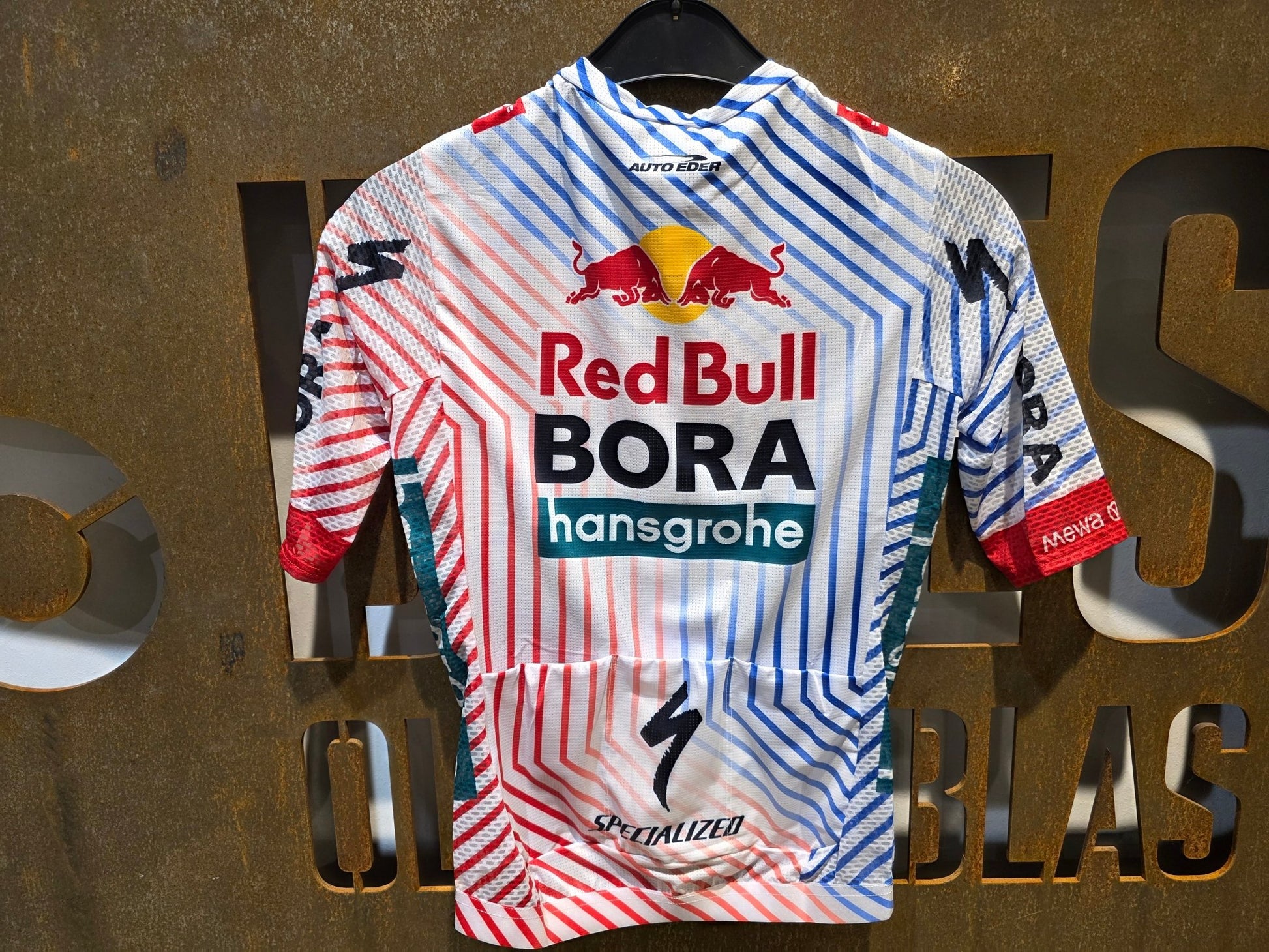 Kurzarm Trikot - BOH von Specialized, SPECIALIZED RED BULL - BORA HANSGROHE LIGHTWEIGHT JERSEY SS TDF / KURZARM TRIKOT vor USEDBIKES - OB.DE Hintergrund