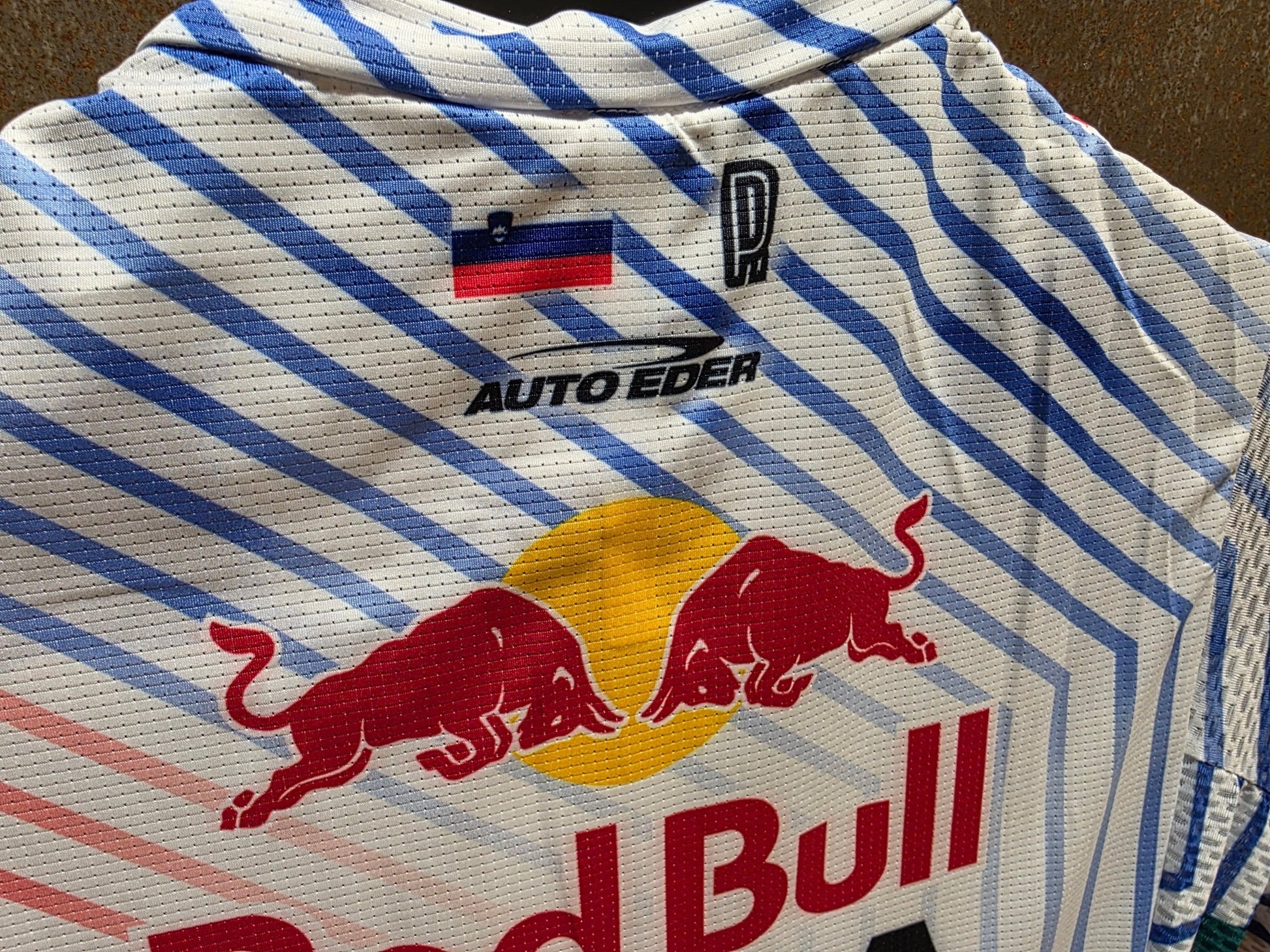 Kurzarm Trikot - BOH von Specialized, SPECIALIZED RED BULL - BORA HANSGROHE LIGHTWEIGHT JERSEY SS TDF / ROGLIC vor USEDBIKES - OB.DE Hintergrund
