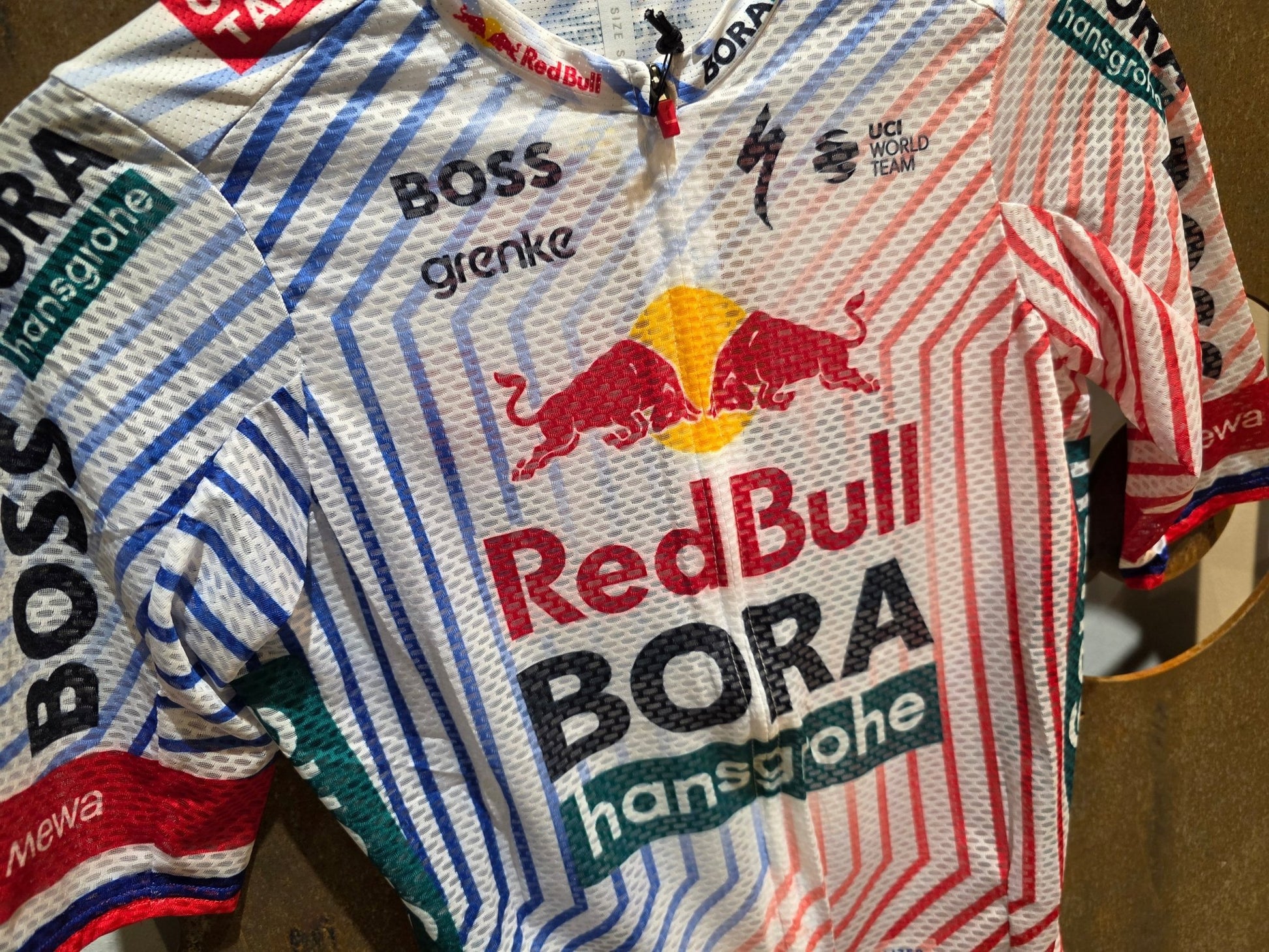 Kurzarm Trikot - BOH von Specialized, SPECIALIZED RED BULL - BORA HANSGROHE LIGHTWEIGHT JERSEY SS TDF / ROGLIC vor USEDBIKES - OB.DE Hintergrund