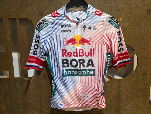 Kurzarm Trikot - BOH von Specialized, SPECIALIZED RED BULL - BORA HANSGROHE LIGHTWEIGHT JERSEY SS TDF / ROGLIC vor USEDBIKES - OB.DE Hintergrund