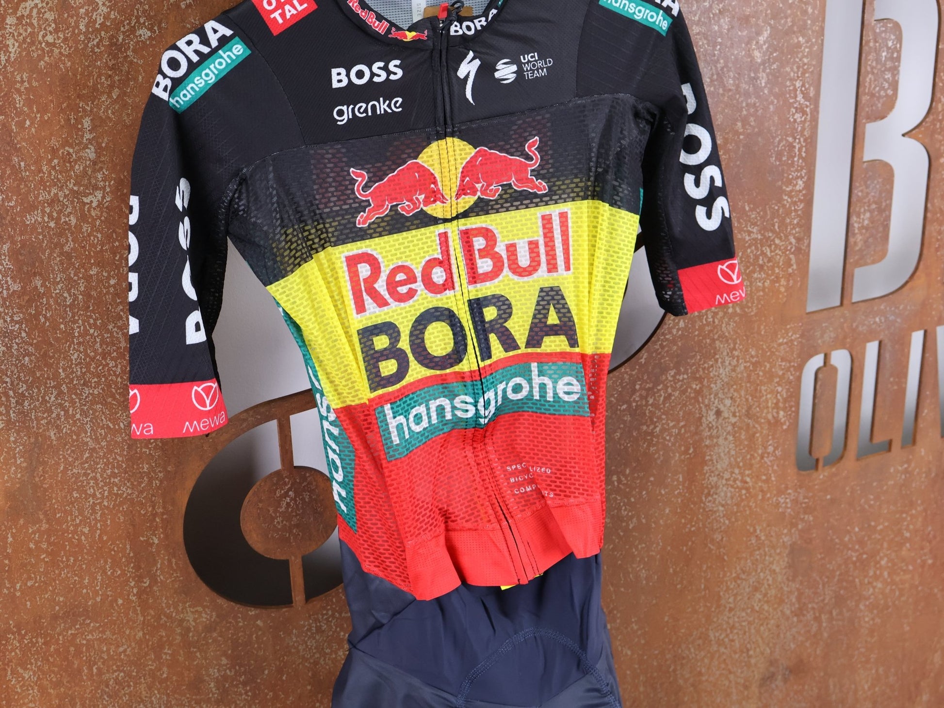 Anzug - BOH von Specialized, SPECIALIZED RED BULL - BORA HANSGROHE LIGHTWEIGHT SKIN SUIT SS BELGIUM CHAMP / EINTEILER KURZ vor USEDBIKES - OB.DE Hintergrund