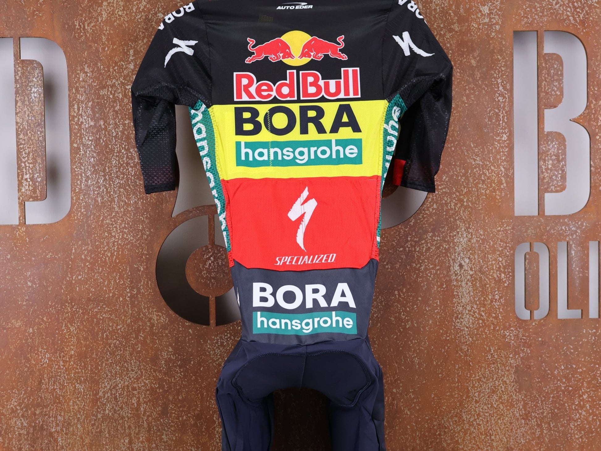 Anzug - BOH von Specialized, SPECIALIZED RED BULL - BORA HANSGROHE LIGHTWEIGHT SKIN SUIT SS BELGIUM CHAMP / EINTEILER KURZ vor USEDBIKES - OB.DE Hintergrund