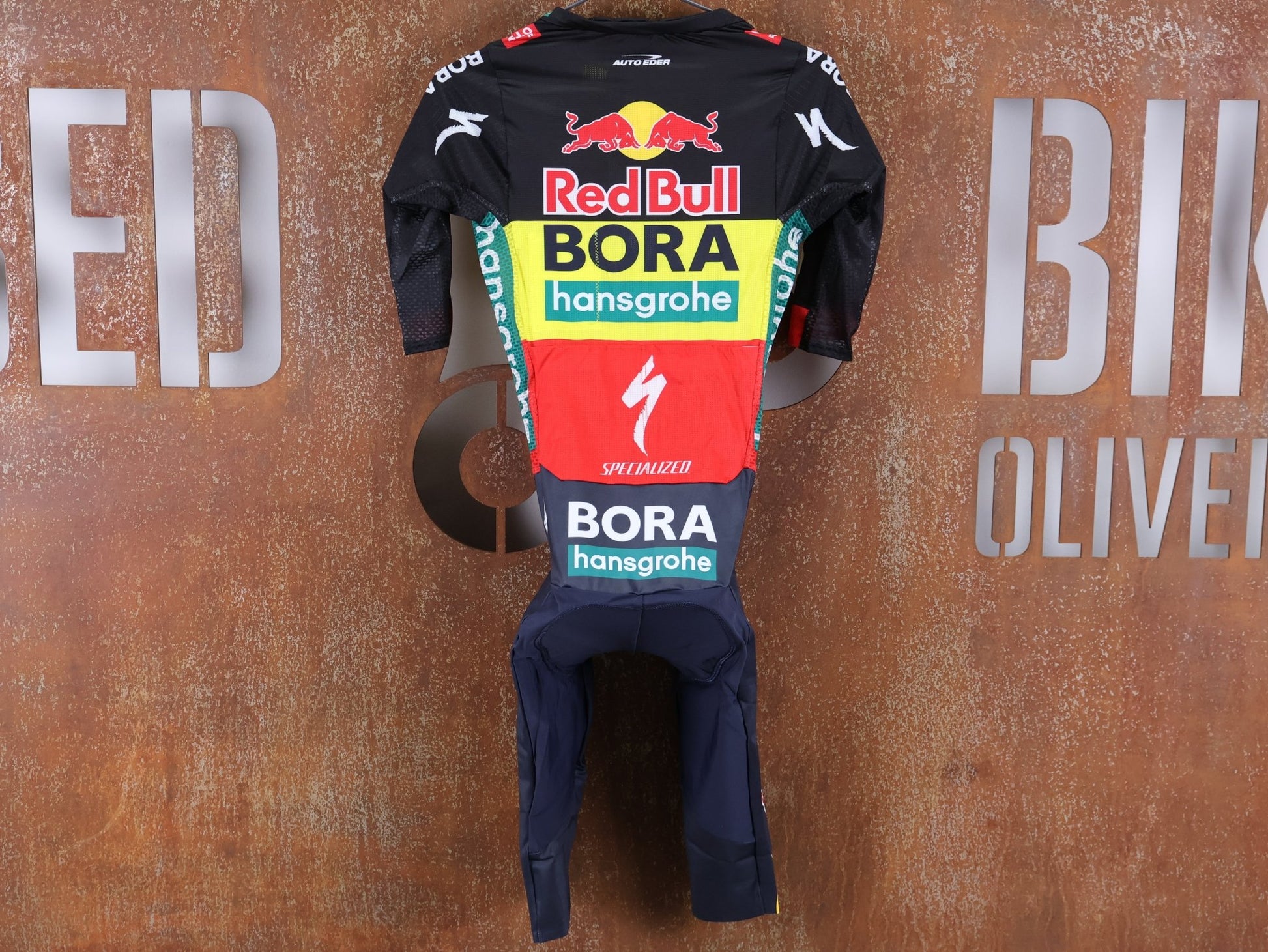 Anzug - BOH von Specialized, SPECIALIZED RED BULL - BORA HANSGROHE LIGHTWEIGHT SKIN SUIT SS BELGIUM CHAMP / EINTEILER KURZ vor USEDBIKES - OB.DE Hintergrund