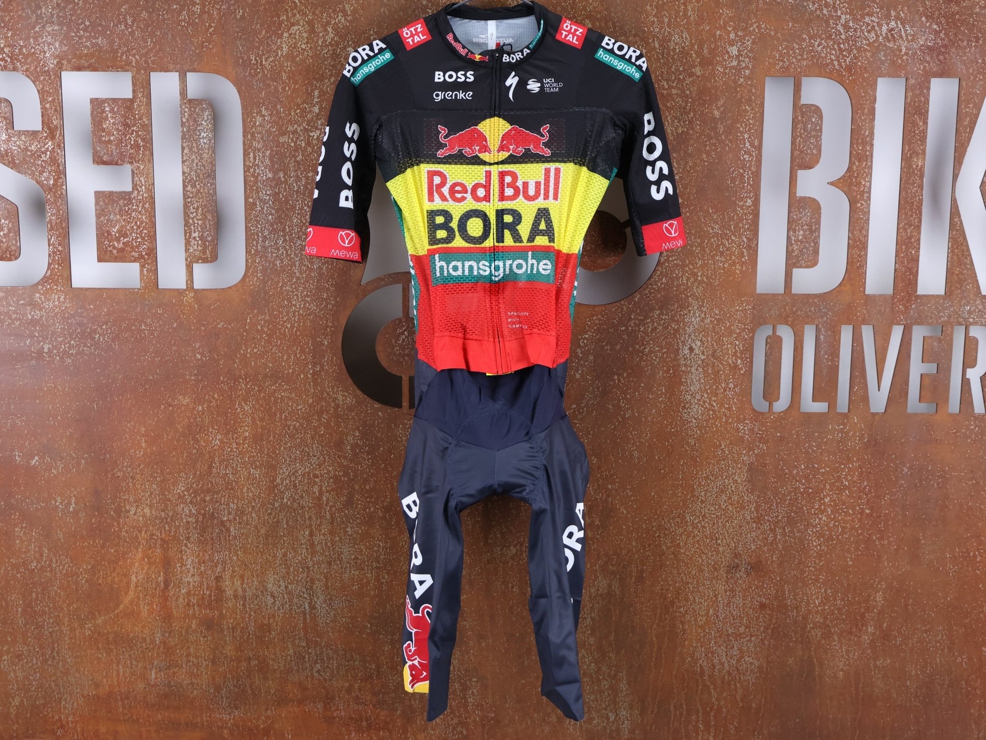 Anzug - BOH von Specialized, SPECIALIZED RED BULL - BORA HANSGROHE LIGHTWEIGHT SKIN SUIT SS BELGIUM CHAMP / EINTEILER KURZ vor USEDBIKES - OB.DE Hintergrund