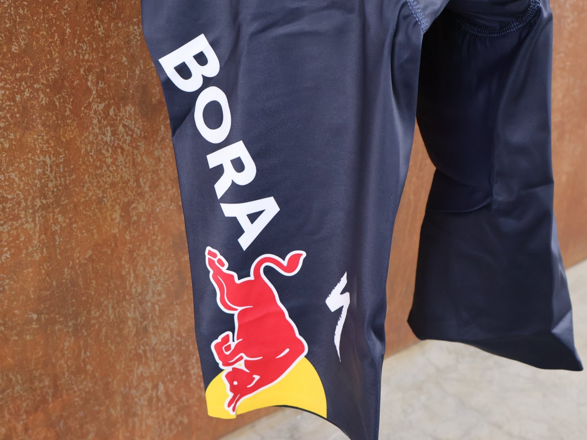 Anzug - BOH von Specialized, SPECIALIZED RED BULL - BORA HANSGROHE LIGHTWEIGHT SKIN SUIT SS BELGIUM CHAMP / EINTEILER KURZ vor USEDBIKES - OB.DE Hintergrund
