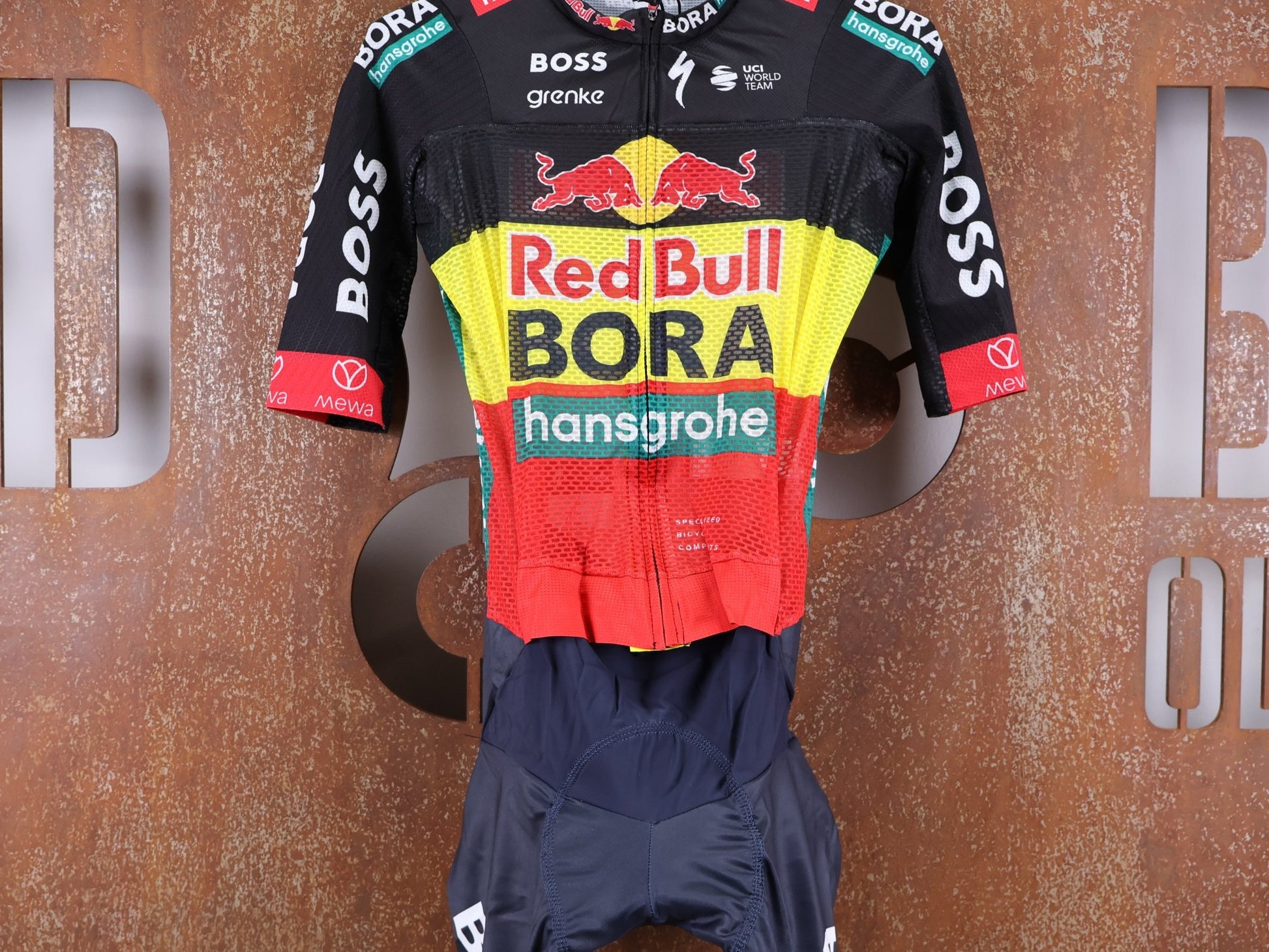 Anzug - BOH von Specialized, SPECIALIZED RED BULL - BORA HANSGROHE LIGHTWEIGHT SKIN SUIT SS BELGIUM CHAMP / EINTEILER KURZ vor USEDBIKES - OB.DE Hintergrund