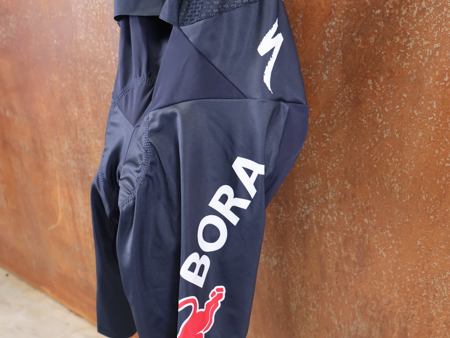 Anzug - BOH von Specialized, SPECIALIZED RED BULL - BORA HANSGROHE LIGHTWEIGHT SKIN SUIT SS / EINTEILER KURZ vor USEDBIKES - OB.DE Hintergrund