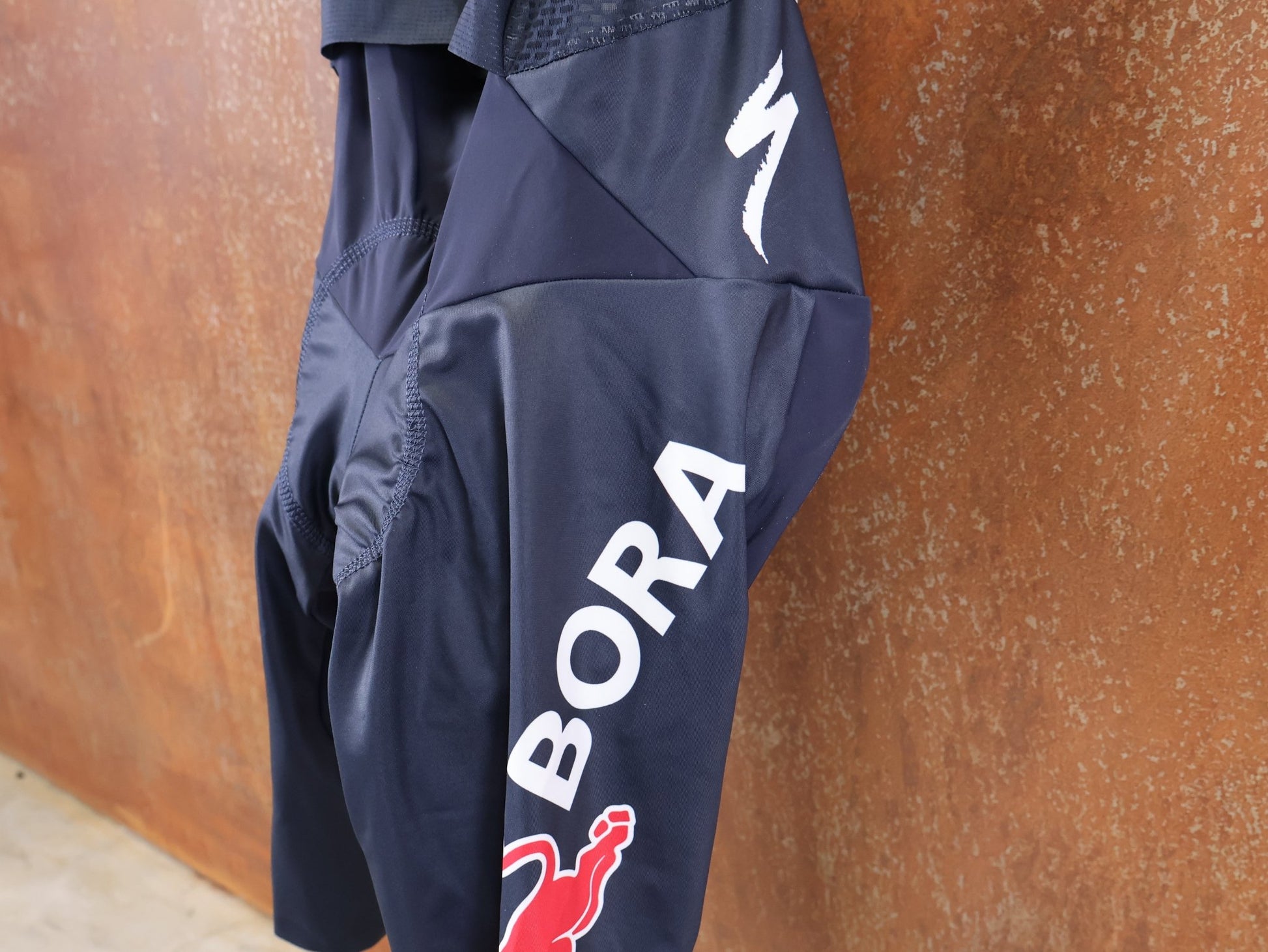 Anzug - BOH von Specialized, SPECIALIZED RED BULL - BORA HANSGROHE LIGHTWEIGHT SKIN SUIT SS / EINTEILER KURZ vor USEDBIKES - OB.DE Hintergrund