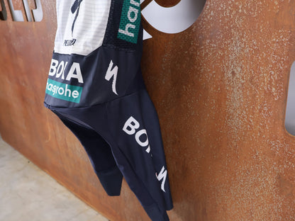 Anzug - BOH von Specialized, SPECIALIZED RED BULL - BORA HANSGROHE LIGHTWEIGHT SKIN SUIT SS / EINTEILER KURZ vor USEDBIKES - OB.DE Hintergrund
