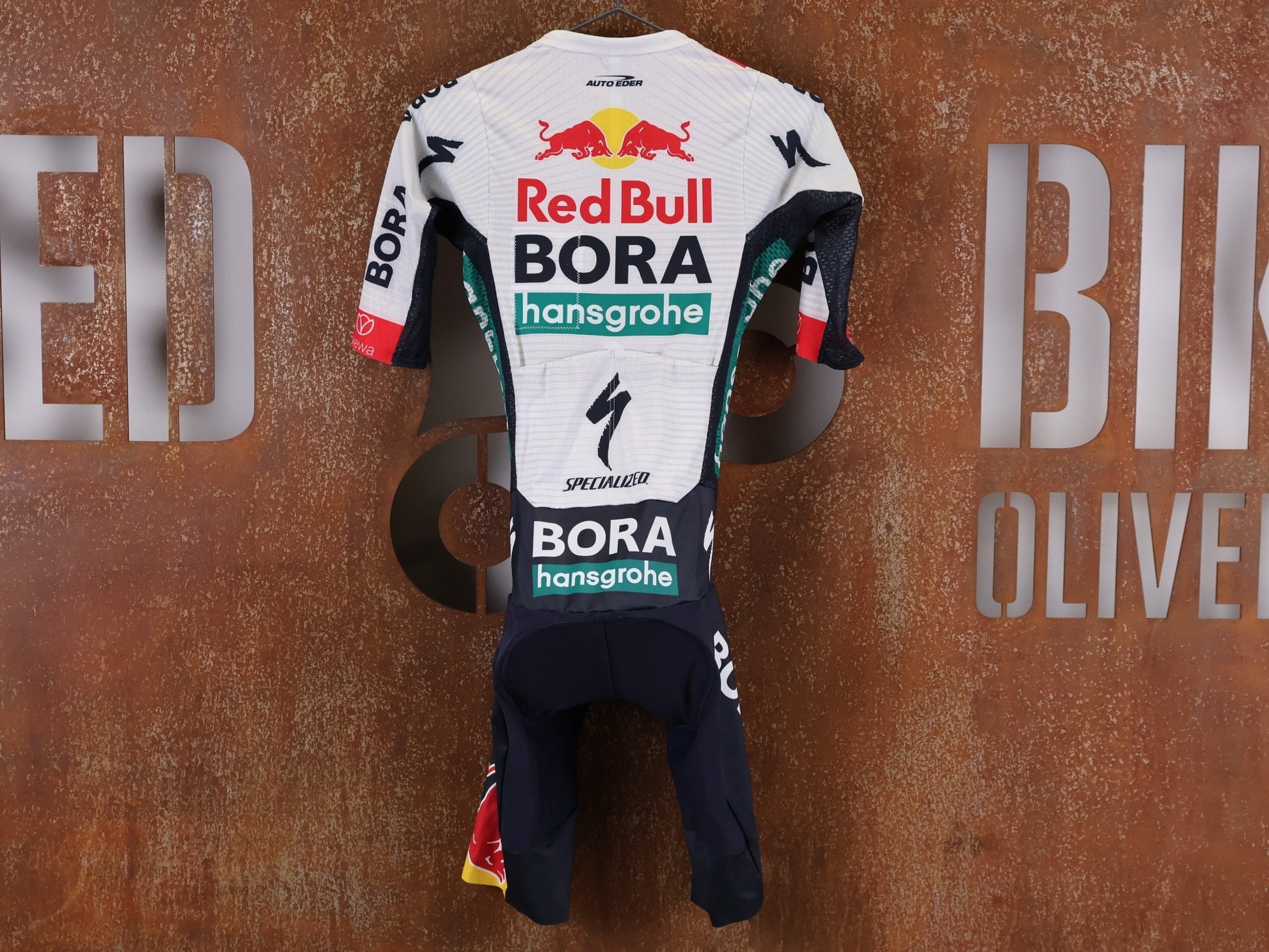 Anzug - BOH von Specialized, SPECIALIZED RED BULL - BORA HANSGROHE LIGHTWEIGHT SKIN SUIT SS / EINTEILER KURZ vor USEDBIKES - OB.DE Hintergrund