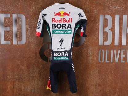 Anzug - BOH von Specialized, SPECIALIZED RED BULL - BORA HANSGROHE LIGHTWEIGHT SKIN SUIT SS / EINTEILER KURZ vor USEDBIKES - OB.DE Hintergrund