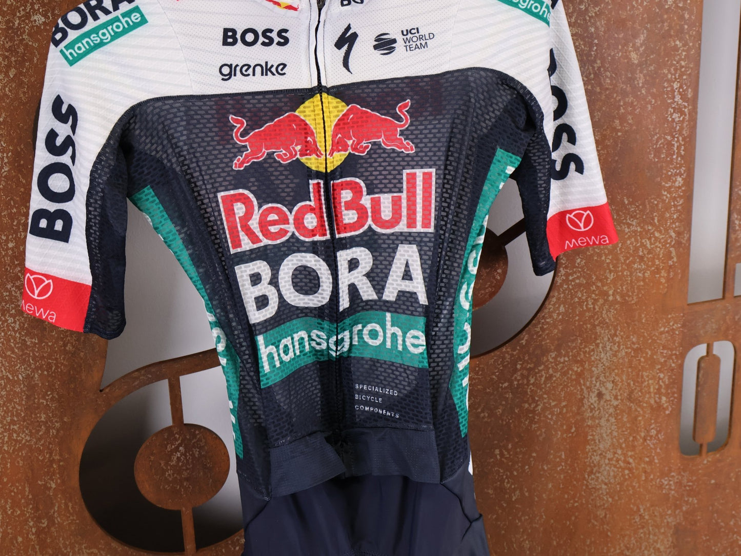 Anzug - BOH von Specialized, SPECIALIZED RED BULL - BORA HANSGROHE LIGHTWEIGHT SKIN SUIT SS / EINTEILER KURZ vor USEDBIKES - OB.DE Hintergrund