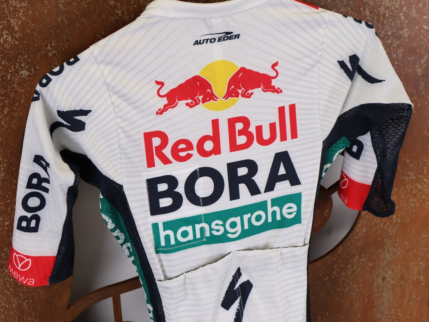 Anzug - BOH von Specialized, SPECIALIZED RED BULL - BORA HANSGROHE LIGHTWEIGHT SKIN SUIT SS / EINTEILER KURZ vor USEDBIKES - OB.DE Hintergrund