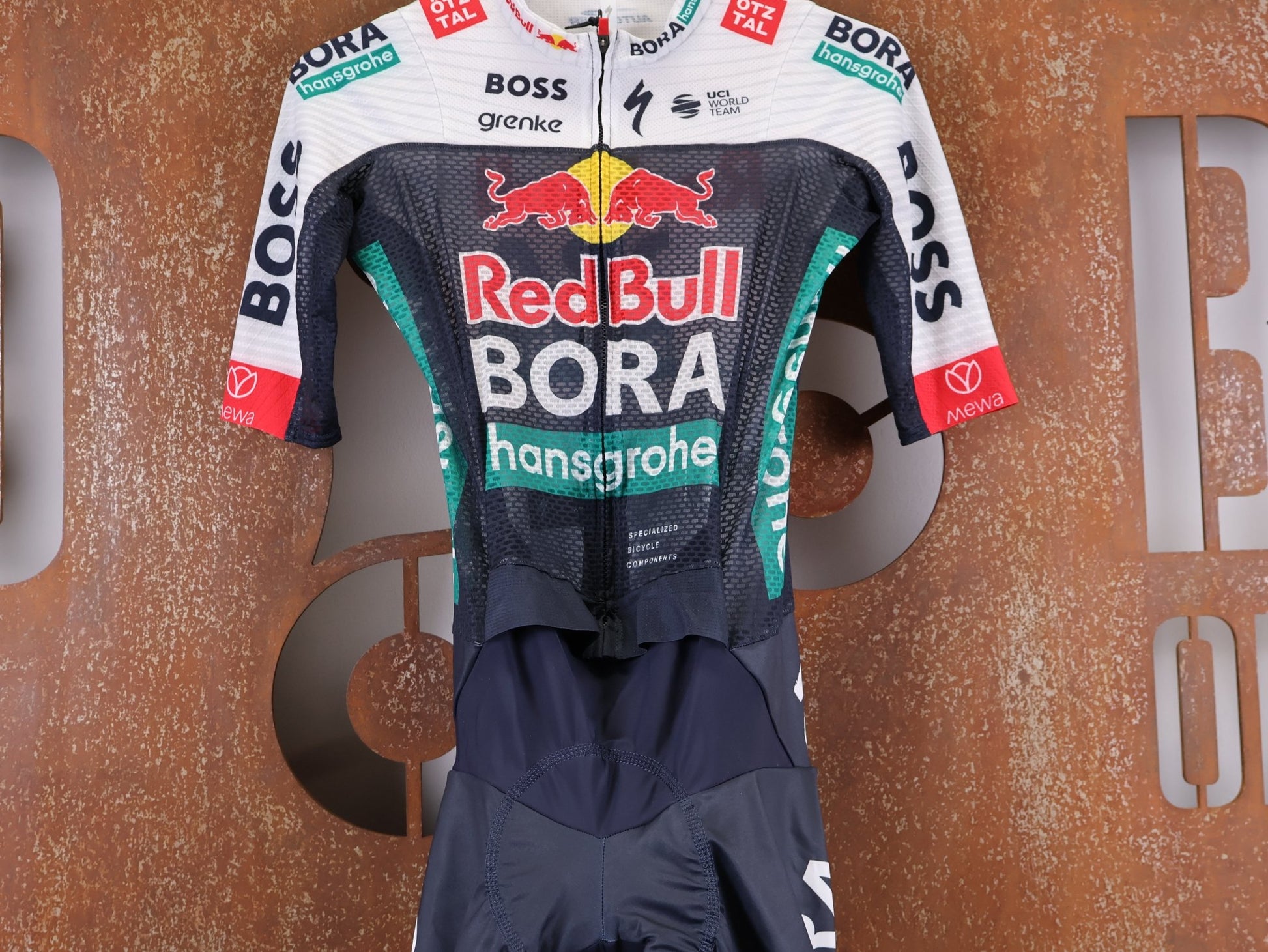 Anzug - BOH von Specialized, SPECIALIZED RED BULL - BORA HANSGROHE LIGHTWEIGHT SKIN SUIT SS / EINTEILER KURZ vor USEDBIKES - OB.DE Hintergrund