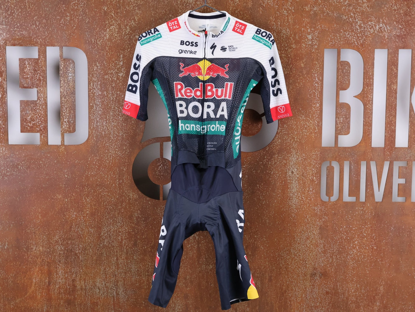 Anzug - BOH von Specialized, SPECIALIZED RED BULL - BORA HANSGROHE LIGHTWEIGHT SKIN SUIT SS / EINTEILER KURZ vor USEDBIKES - OB.DE Hintergrund