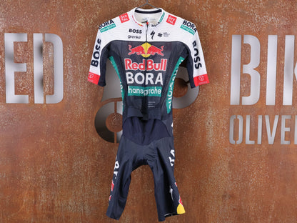 Anzug - BOH von Specialized, SPECIALIZED RED BULL - BORA HANSGROHE LIGHTWEIGHT SKIN SUIT SS / EINTEILER KURZ vor USEDBIKES - OB.DE Hintergrund