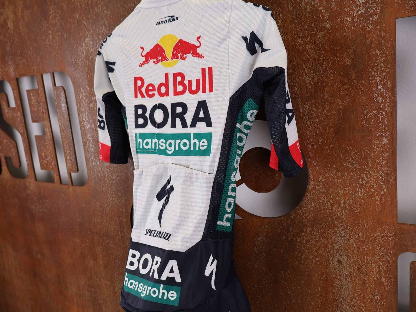 Anzug - BOH von Specialized, SPECIALIZED RED BULL - BORA HANSGROHE LIGHTWEIGHT SKIN SUIT SS / EINTEILER KURZ vor USEDBIKES - OB.DE Hintergrund
