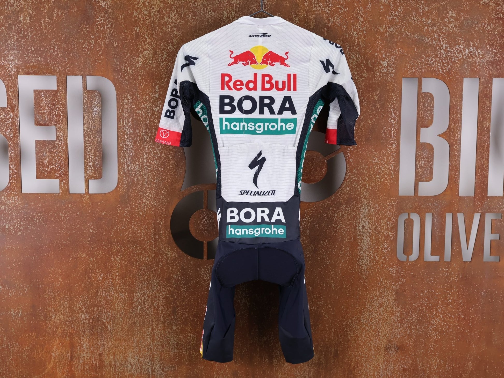Anzug - BOH von Specialized, SPECIALIZED RED BULL - BORA HANSGROHE LIGHTWEIGHT SKIN SUIT SS / EINTEILER KURZ U23 vor USEDBIKES - OB.DE Hintergrund