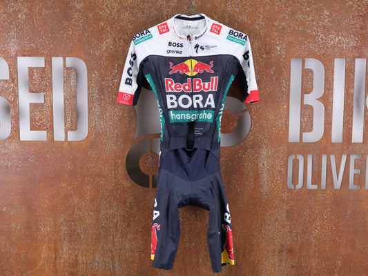 Anzug - BOH von Specialized, SPECIALIZED RED BULL - BORA HANSGROHE LIGHTWEIGHT SKIN SUIT SS / EINTEILER KURZ U23 vor USEDBIKES - OB.DE Hintergrund