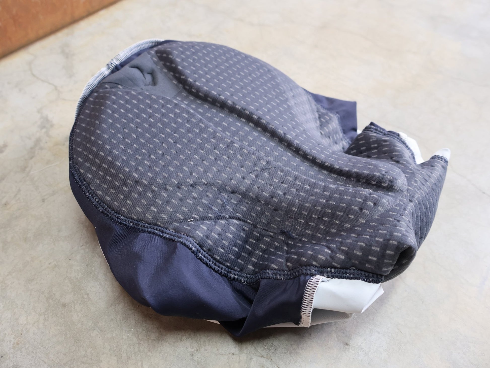 Anzug - BOH von Specialized, SPECIALIZED RED BULL - BORA HANSGROHE LIGHTWEIGHT SKIN SUIT SS / EINTEILER KURZ U23 vor USEDBIKES - OB.DE Hintergrund