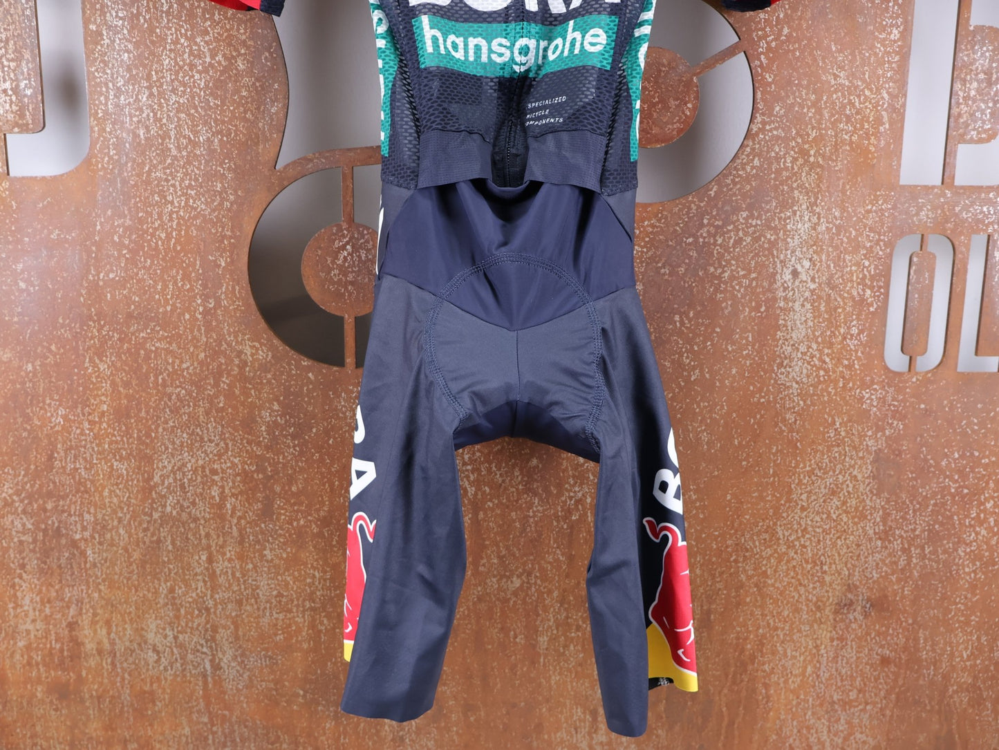 Anzug - BOH von Specialized, SPECIALIZED RED BULL - BORA HANSGROHE LIGHTWEIGHT SKIN SUIT SS / EINTEILER KURZ U23 vor USEDBIKES - OB.DE Hintergrund