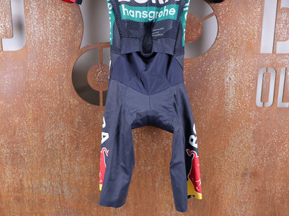 Anzug - BOH von Specialized, SPECIALIZED RED BULL - BORA HANSGROHE LIGHTWEIGHT SKIN SUIT SS / EINTEILER KURZ U23 vor USEDBIKES - OB.DE Hintergrund