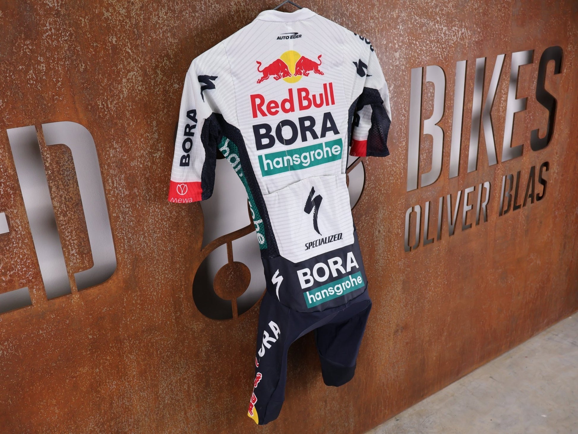 Anzug - BOH von Specialized, SPECIALIZED RED BULL - BORA HANSGROHE LIGHTWEIGHT SKIN SUIT SS / EINTEILER KURZ U23 vor USEDBIKES - OB.DE Hintergrund