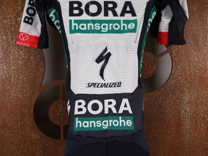 Anzug - BOH von Specialized, SPECIALIZED RED BULL - BORA HANSGROHE LIGHTWEIGHT SKIN SUIT SS / EINTEILER KURZ U23 vor USEDBIKES - OB.DE Hintergrund
