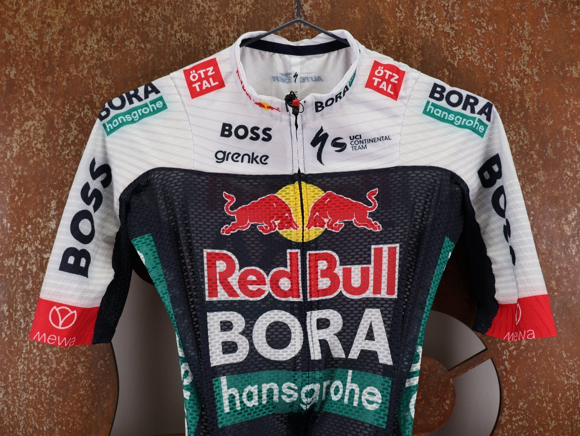 Anzug - BOH von Specialized, SPECIALIZED RED BULL - BORA HANSGROHE LIGHTWEIGHT SKIN SUIT SS / EINTEILER KURZ U23 vor USEDBIKES - OB.DE Hintergrund